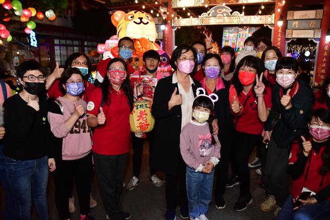 花坛白沙坑文德宫广场前，举行点灯仪式后花坛公所还安排艺文表演和摸彩活动，吸引大批民眾前来，人气强强滚。（谢琼云摄）