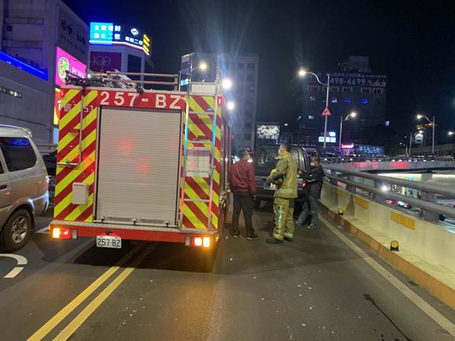 基隆东岸高架连2起车祸，消防车救援不慎撞上厢型车尾，所幸无人员受伤。（翻摄照片）