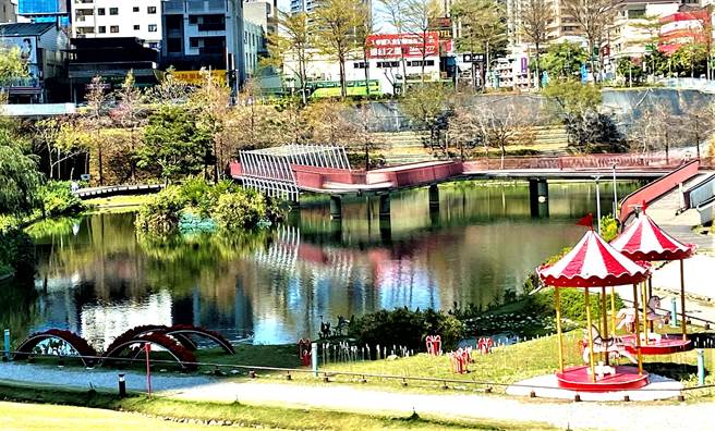 位在台中市7期的秋紅谷生態公園，擁有大片綠意與湖景，是很多電影取景的場地。（盧金足攝）