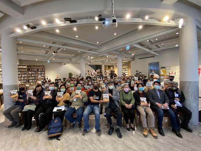《二七部队》漫画下集27日在台中中央书局举办新书发表，与会者合影。(台中市新文化协会提供／林欣仪台中传真)