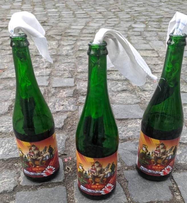 乌克兰真相啤酒厂改做汽油弹，瓶身印有「普丁是白痴」字样。（图翻摄推特@travisakers）