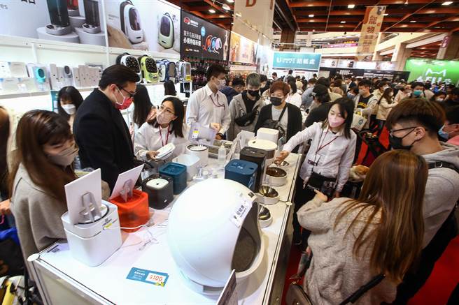 《台北宠物生活用品暨服务展》 在台北世贸一馆举行，吸引许多民眾前往帮忙毛小孩选购适合的物品。（邓博仁摄）