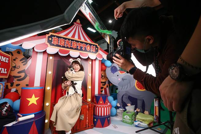  228连假，有民眾带着毛孩到《台北宠物生活用品暨服务展》拍写真集。（邓博仁摄）