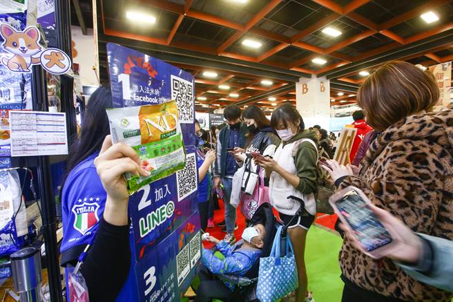 《台北宠物生活用品暨服务展》展场中有厂商推出打卡按讚送好礼活动。（邓博仁摄）