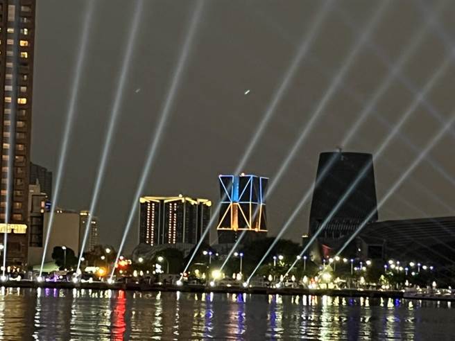 中钢大楼照射乌克兰国旗顏色。（柯宗纬翻摄）