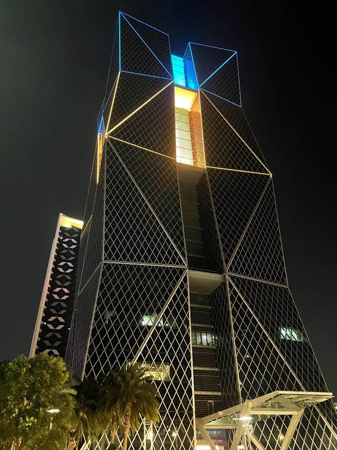 中钢大楼照射乌克兰国旗顏色。（柯宗纬翻摄）