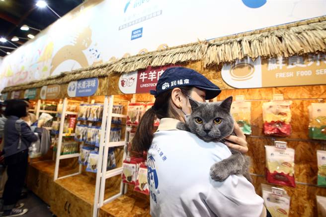  228连假，许多民眾带着毛小孩到世贸逛《台北宠物生活用品暨服务展》。（邓博仁摄）
