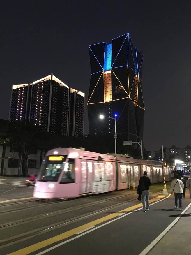 中钢大楼照射乌克兰国旗顏色。（柯宗纬翻摄）