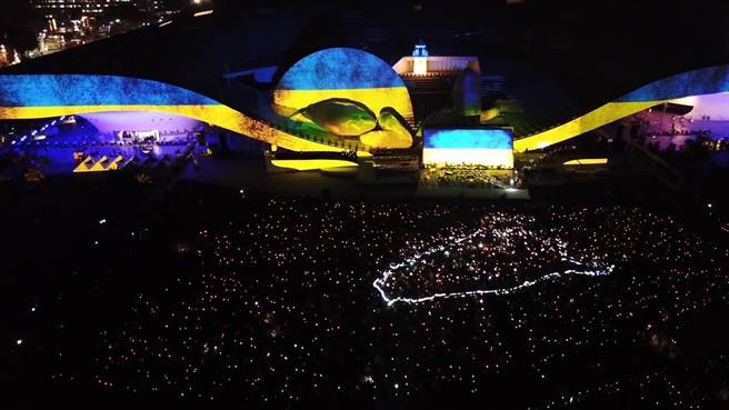 二二八草地音乐会「我们心中的那一道光」，今(27)日晚间于「卫武营户外剧场」大草坪演出，民眾现场以烛光串接成台湾的图形。（柯宗纬翻摄）