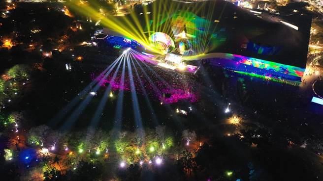 二二八草地音乐会「我们心中的那一道光」，今(27)日晚间于「卫武营户外剧场」大草坪演出，民眾现场以烛光串接成台湾的图形。（柯宗纬翻摄）