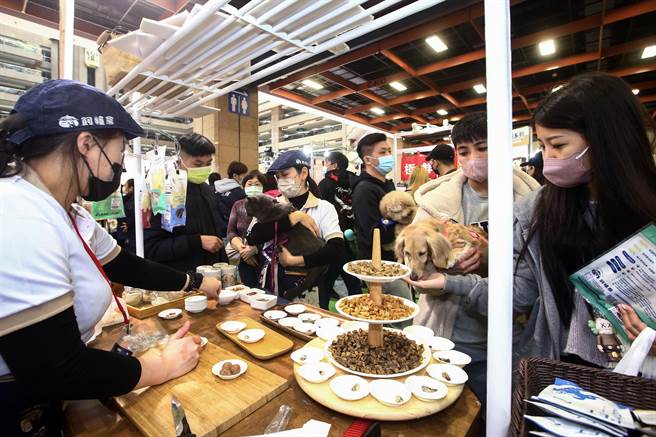 许多民眾带着毛小孩到世贸逛《台北宠物生活用品暨服务展》。（邓博仁摄）