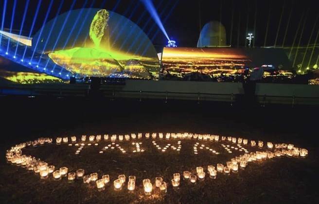 二二八草地音乐会「我们心中的那一道光」，今(27)日晚间于「卫武营户外剧场」大草坪演出，民眾现场以烛光串接成台湾的图形。（柯宗纬翻摄）