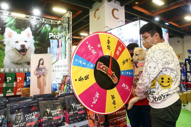 《台北宠物生活用品暨服务展》在世贸一馆登场，有厂商推出抽奖活动，吸引许多民眾试试手气。（邓博仁摄）