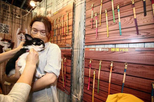 《台北宠物生活用品暨服务展》在世贸一馆登场，有厂商推出毛孩皮挂链，可现场刻上毛孩名字。（邓博仁摄）