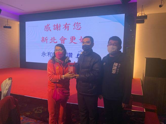 新北市政府警察局警友会永和办事处举办中正桥站新、卸任站长交接典礼。（永和警分局提供）