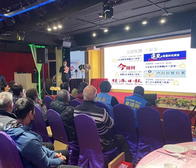 新北市政府警察局警友会永和办事处举办中正桥站新、卸任站长交接典礼。（永和警分局提供）