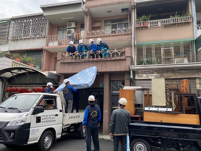 美髮工会会员趁搬家之际把旧家具捐给二手仓库。(台南市劳工局提供／刘秀芬台南传真)