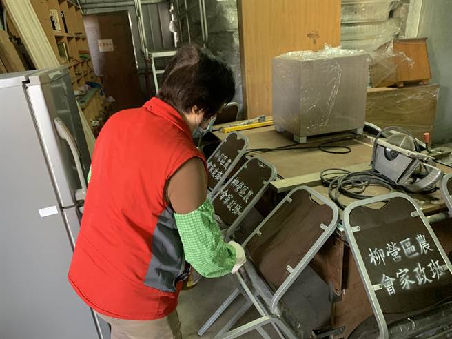 油漆工会志工协助将家具上漆美化。(台南市劳工局提供／刘秀芬台南传真)