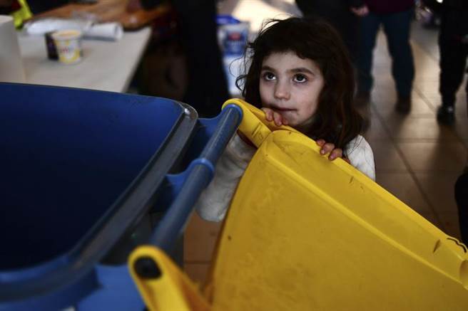 匈牙利境内车站内垃圾桶旁的乌克兰难民女孩。（美联社）