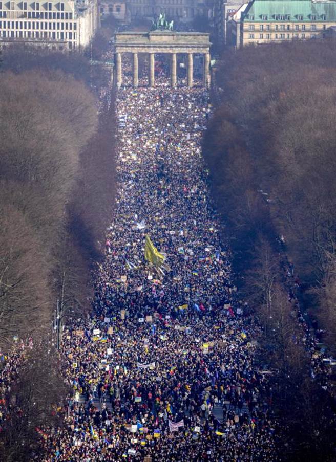乌俄开战，德国柏林街头大规模的反战抗议活动。（美联社）
