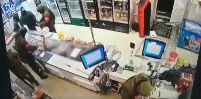 俄罗斯特种部队抢劫乌克兰超市画面曝光，75万人惊：好心酸。(图/截自推特)