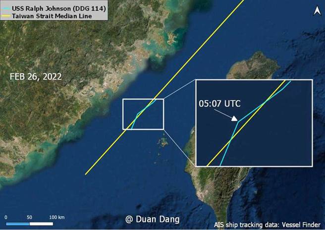 美国海军强生号导弹驱逐舰航经台海时刻意打开AIS系统，观察人士认为可能是有意透露其航线跨越了台海中线。（图／推特@duandang)