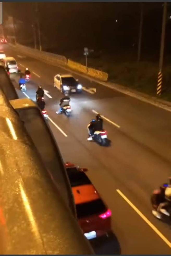 台15線又見青少年飆車，警方進行攔捕。（取自臉書／羅浚濱新竹傳直）
