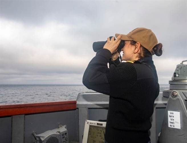 美国第7舰队发布强生号导弹驱逐舰航经台海的消息与图片。强生号航迹于网上曝光后，美军第7舰队官网增添了新的内容，指称「船舰航行通过的台湾海峡航道未经过附近任何一个国家的领海范围内」。（图／美国海军第7舰队）