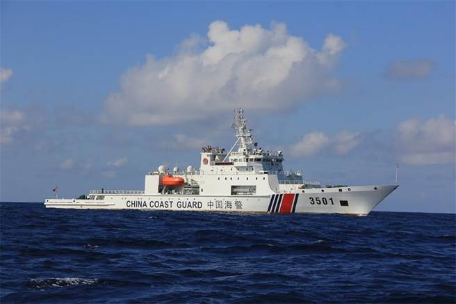 从强生号跨越海峡中线时的AIS图像显示，当时有一艘大陆的海警船3501号航行于美舰与大陆海岸中间，对美舰进行监控。（图／本报檔案照）