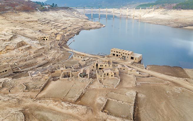 西葡水库下的鬼城图╱美联社