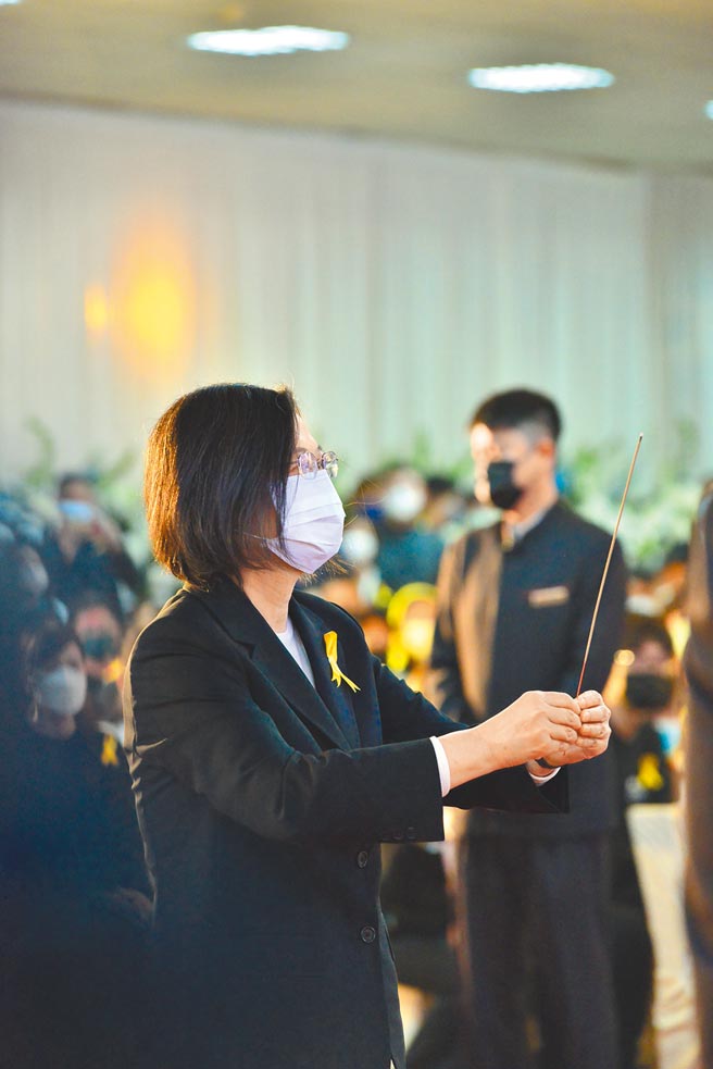 三立媒体集团董事长林崑海告别式26日举行，蔡英文总统亲自到场吊唁，送他最后一程。（三立集团提供）