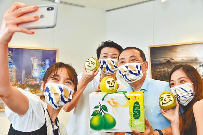 新北市政府副发言人戴湘仪（左）、吕家恺（左二）、蔡畹蓥（右一）都将投入新北市议员选战，新北市长侯友宜表示，他们都是努力做事的年轻人。（新北市政府提供／陈慰慈新北传真）