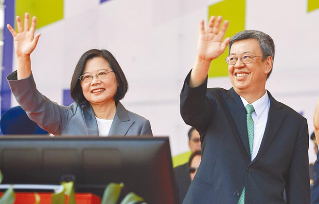 前副总统陈建仁（右）加入民进党，成为蔡英文（左）布局2024选战的王牌活棋。（本报资料照片）