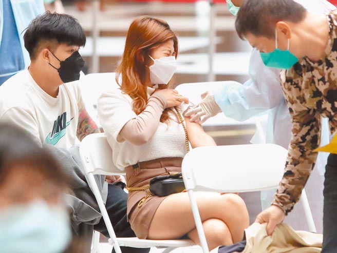 卫福部预防接种谘询小组，拟开放民眾同时接种流感与新冠2种疫苗，拉抬流感疫苗打气。图为民眾日前在台北车站接种新冠疫苗。（本报资料照片）