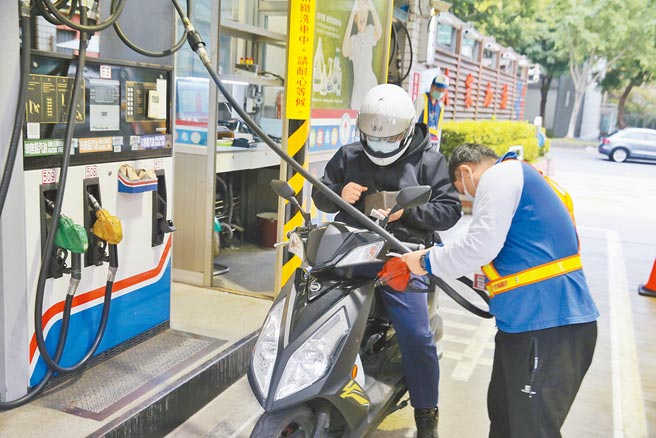 中油宣布自28日凌晨零時起汽、柴油各調漲0.5元及0.4元。（資料照／杜宜諳攝）