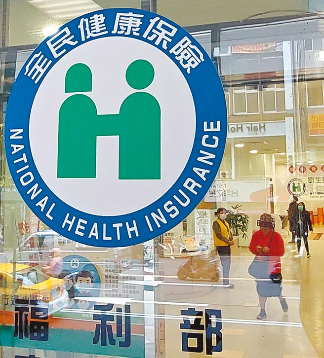 健保署宣布，用于血液透析、血浆置换的导管「双迴路透析导管组」，以及用于治疗早发性脊柱侧弯医材的「纵向延长式连结杆」，健保支付点数将在3月起调高46.3％～107.9％。图为民眾前往健保署办理事务。（赵双杰摄）