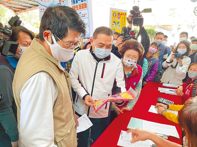 新北市長侯友宜（左二）26日上午視察中和區德穗里黃金資收站運作情形。（葉書宏攝）