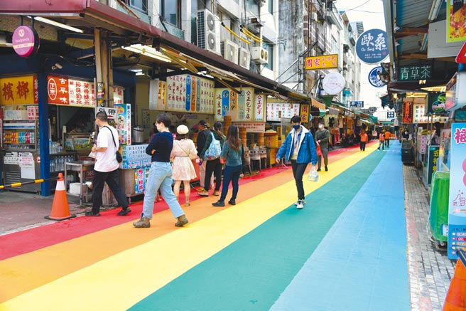 228連假展開，花蓮市公所在包子等網紅名店的公正街上鋪設彩虹步道剛啟用，繽紛色彩成遊客新打卡景點。（花蓮市公所提供／王志偉花蓮傳真）