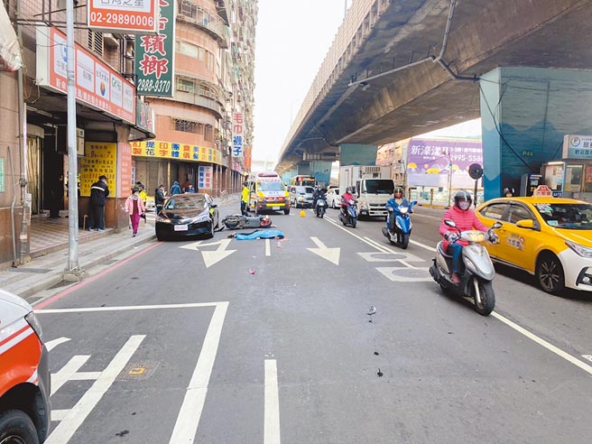 22岁张姓男子26日上午9时许，骑机车行经新北市三重区新北大道一段，因路旁违停汽车突然开启车门，害他自摔后遭砂石车辗毙。（翻摄画面／叶书宏新北传真）