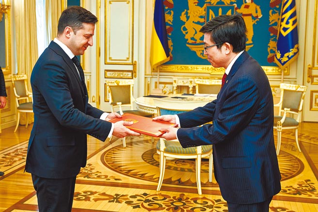 中國駐烏克蘭大使館發出最新提醒指出，在烏中國公民不要隨意亮明身份及展示具有識別性的標識。左為烏克蘭總統澤倫斯基。（中新社）