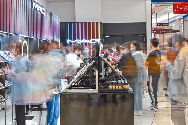 大陸全國兩會3月初將舉行，經濟如何穩增長、刺激內需，將是重點之一。圖為海南海口一家免稅店。（新華社）