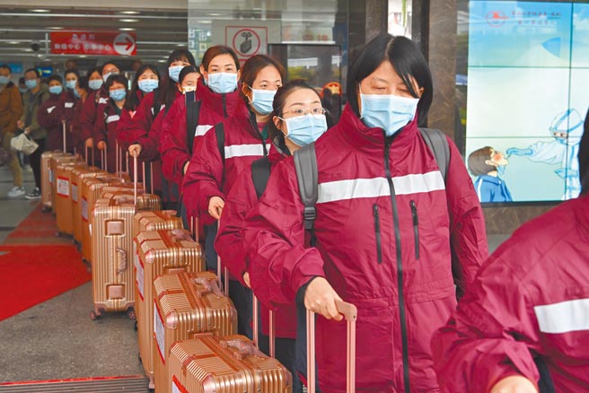 大陆派出大批医疗防疫工作队伍支援香港抗疫。图为大陆防疫团队经深圳湾口岸启程赴香港。（中新社）