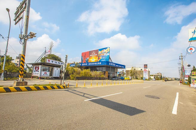 新竹县浪漫台3线门户县道120线将再优化，改善新中正桥与竹林交流道之间路面老旧龟裂平整度不佳的问题。（罗浚滨摄）