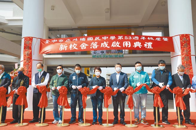 台中市长卢秀燕、立法院副院长蔡其昌连续2天同台过招，现场嗅出一股烟硝味。（陈淑娥摄）