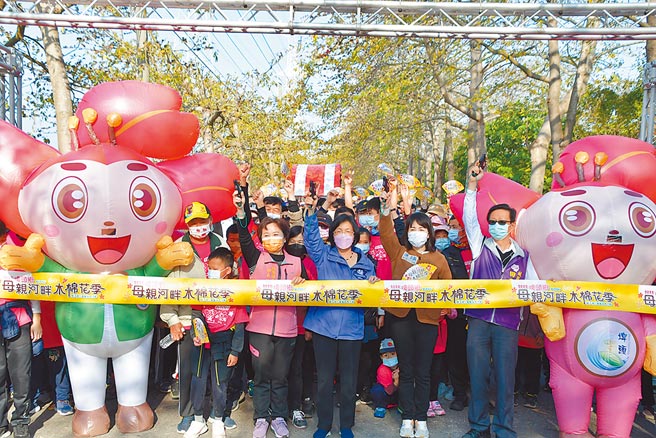 2022埤头乡母亲河畔木棉花活动26日开幕，虽然花况不如预期，仅开不到一成，但仍吸引上千名亲子趁着阳光露脸天气放晴，前来健行踏青。（谢琼云摄）