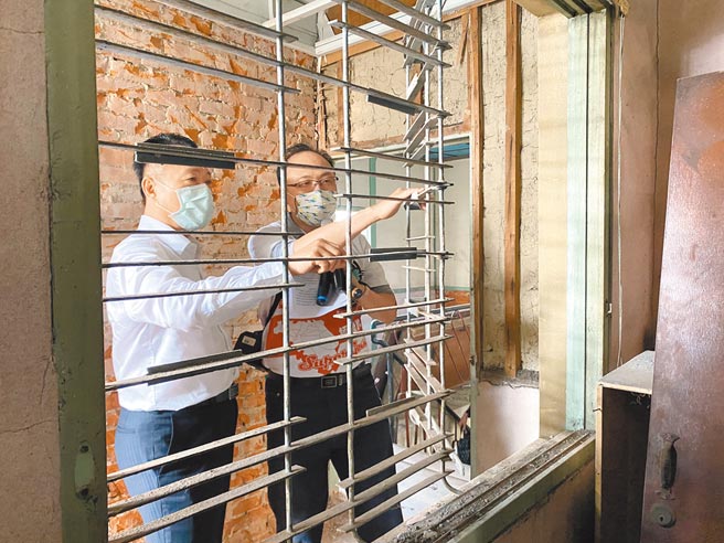 大林小旅行导览员江明赫（右）向县长翁章梁介绍旅社房间内的为躲避查缉用所设计的铁花窗。（张亦惠摄）