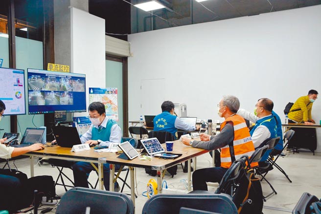 交通智慧仪表板即时监控台湾灯会双主场周边交通状况，就能迅速调派人力疏导车及人潮。（高雄市交通局提供／洪靖宜高雄传真）