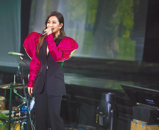 梁靜茹首攻雄蛋，特別訂製夜玫瑰浪漫黑新裝登場。（寬魚國際／圓頂文化提供）