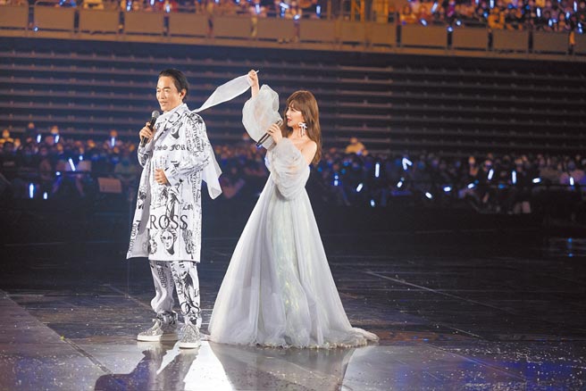 梁靜茹（右）昨晚稱讚吳宗憲精心打扮，答應讓他多唱幾首歌。（寬魚國際／圓頂文化提供）