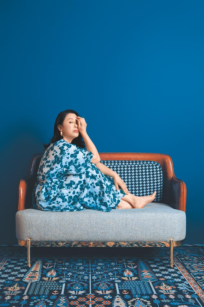 黃綺珊近期以小名「小霞」推出新專輯，感性嗓音唱進女性心裡。（索尼音樂提供）